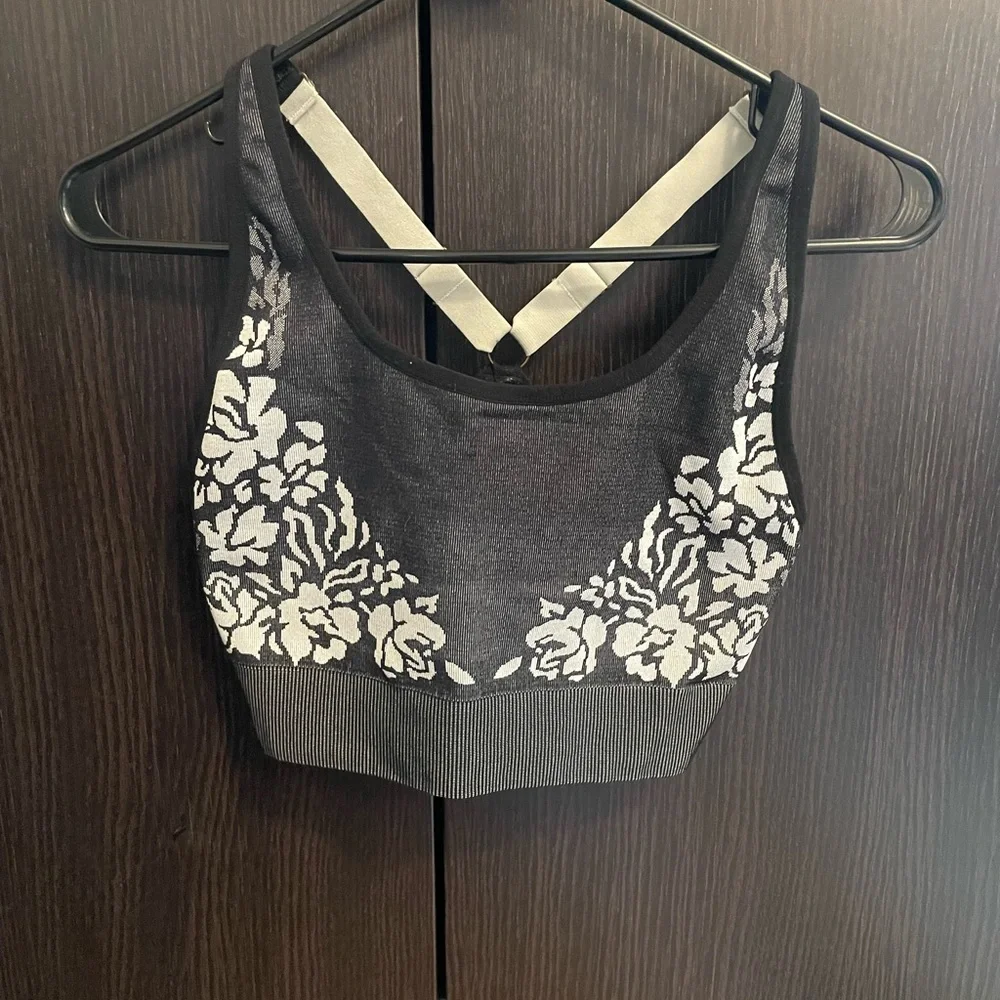 Fabletics seamless black floral jacquard set. Large top, medium bottom - Picture 3 of 5